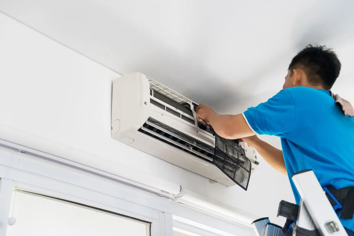 Air condition technician repairing an Air conditioner in Albuquerque NM