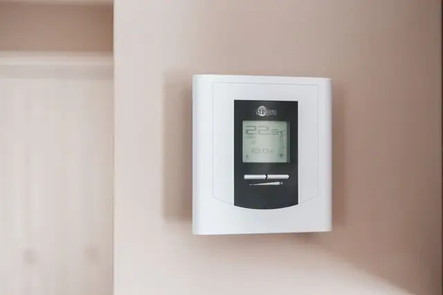 Digital home thermostat for managing cooling and energy use